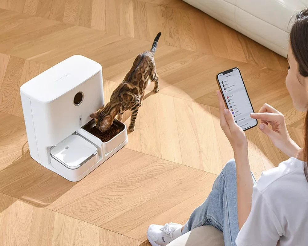 automatic pet feeder with camera